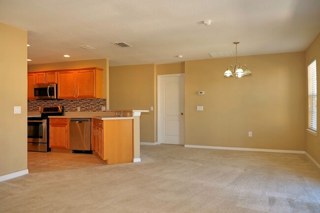 Building Photo - Updated and Spacious 2/2 Townhome with gar...