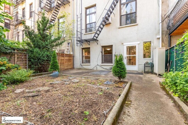 Building Photo - 81 1st Pl