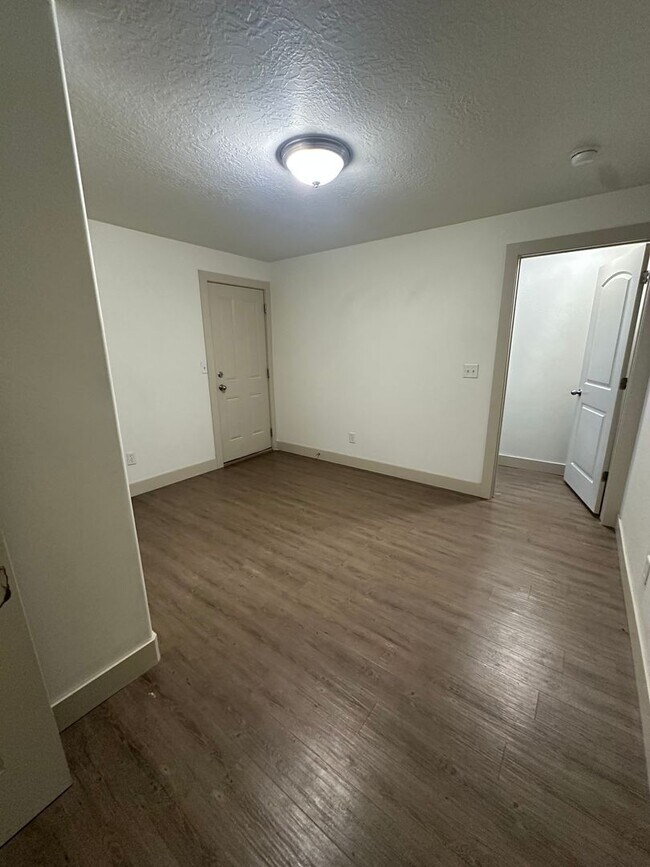 Building Photo - GET $1000 OFF THE FIRST MONTHS RENT!!!