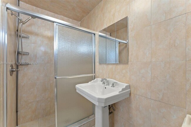 Building Photo - 2634 Sheridan St