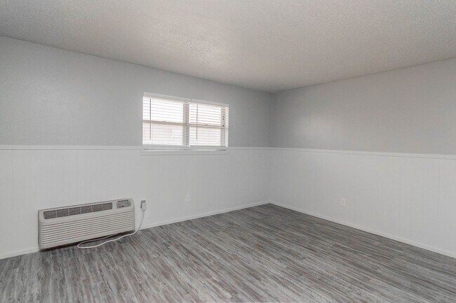 Building Photo - Remodeled units AVAILABLE NOW! Leasing fast!!!