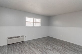 Building Photo - Remodeled units AVAILABLE NOW! Leasing fast!!!