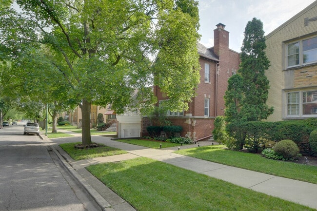 Building Photo - 10508 S Claremont Ave