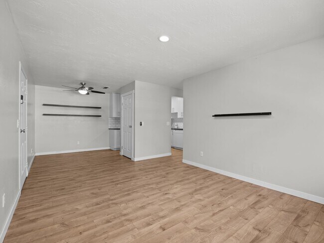 Building Photo - 100 E 600 S