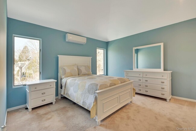 Building Photo - 35 Bay Ave W