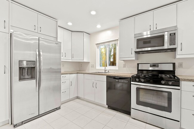 Building Photo - Gorgeous 3+3 Private Single Family Townhou...