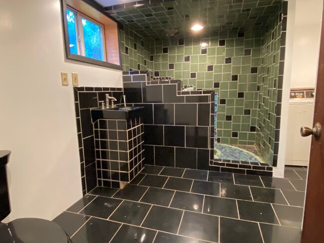 Building Photo - 4 bed 2 bath home in NE Portland for Rent