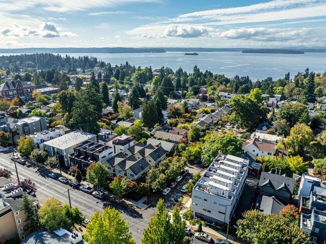 Building Photo - Beautiful 2BR/1.5BA Corner Townhome in the...