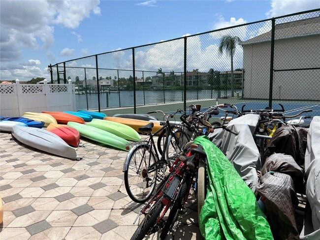 Building Photo - 8825 Bay Pointe Dr