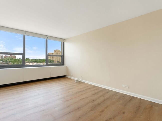 Building Photo - 1700 E 56th St