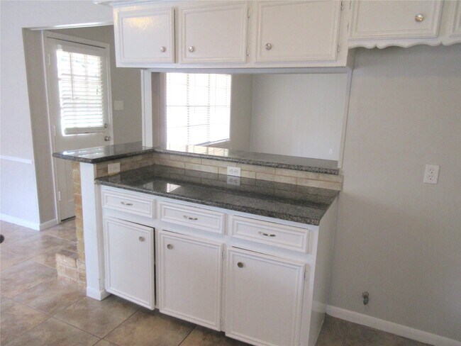 Building Photo - 3022 Kenross St