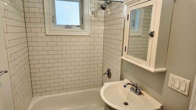 Building Photo - 294 Windsor St