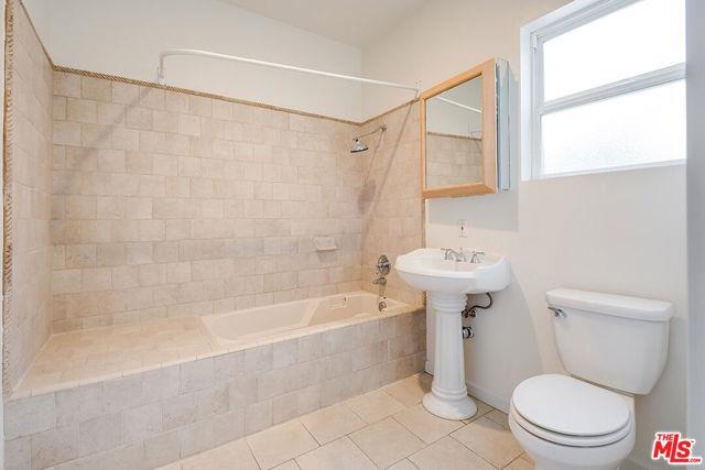 Building Photo - 15242 La Maida St