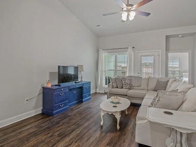 Building Photo - Elegant Furnished Townhouse in StoneLake V...