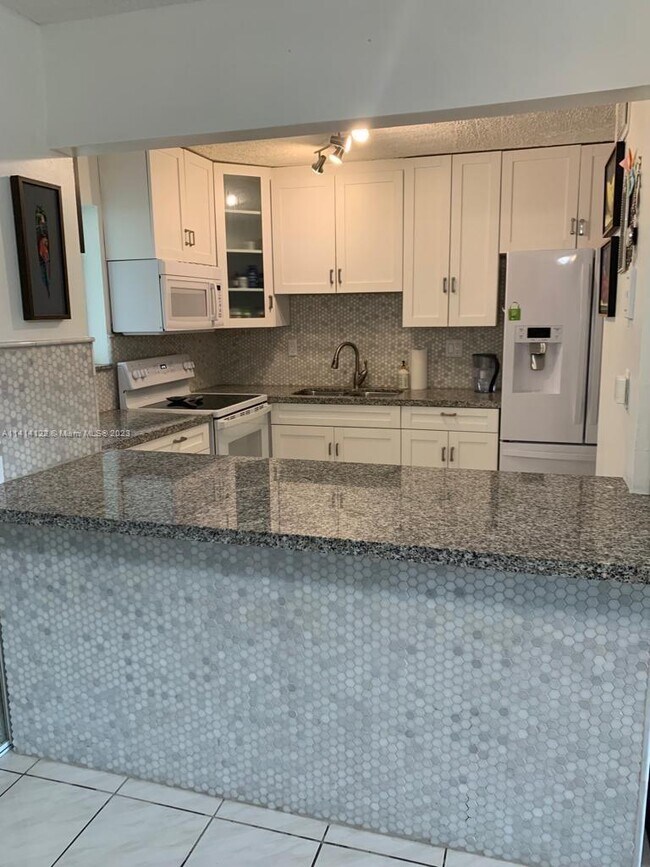 Primary Photo - 9140 Fontainebleau Blvd