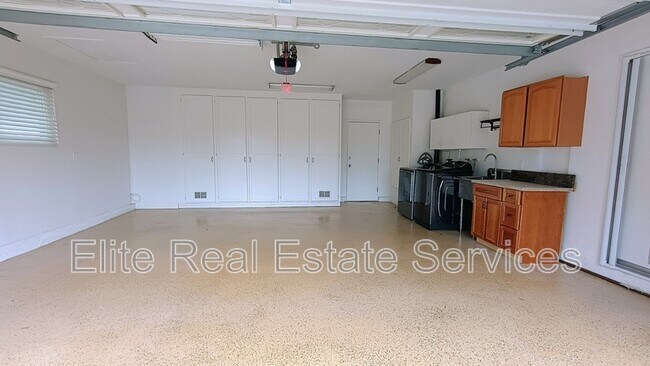 Building Photo - 255 Camino Del Cerro Grande