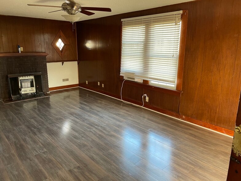 Living Room - 212 N McKown Ave