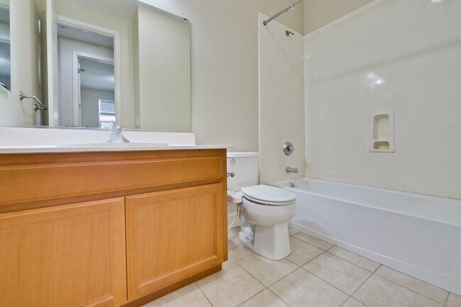 Building Photo - Excellent 4 Bed 2.5 Bath Town Home!