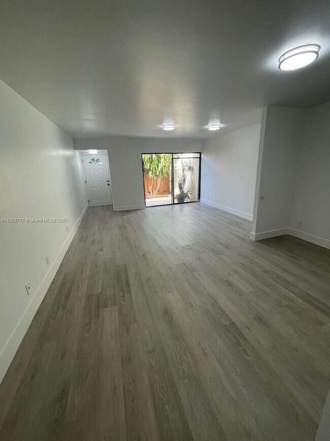 Building Photo - 4044 Sierra Terrace