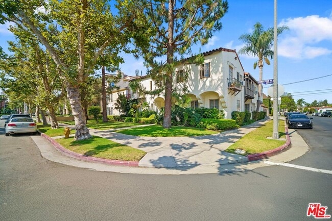 Building Photo - 201 S Poinsettia Pl