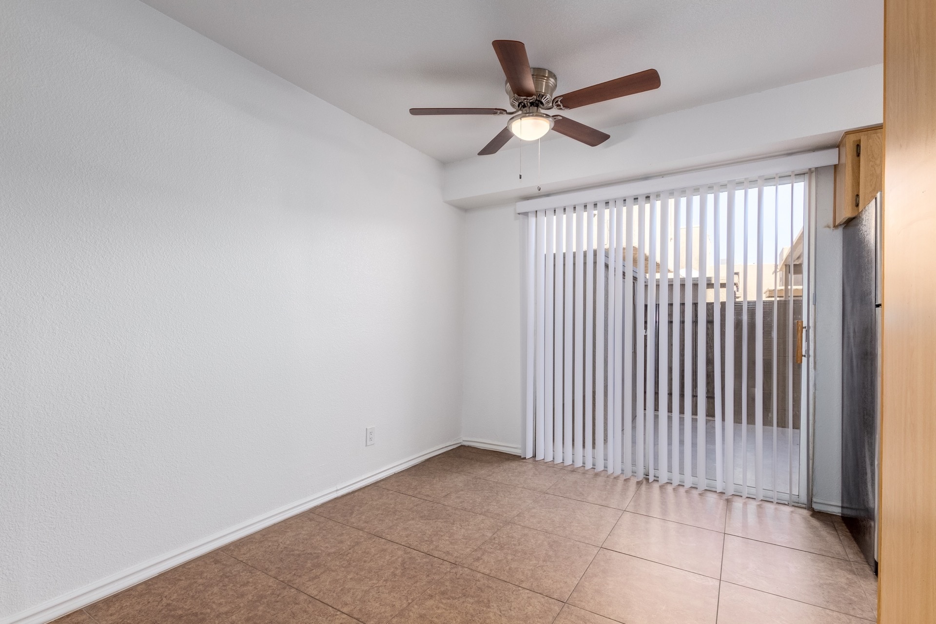 Building Photo - 6036 W Oregon Ave