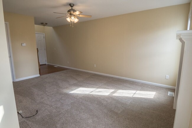 Building Photo - Great 3-bed, 2.5 bath townhome in Tolono available for June!