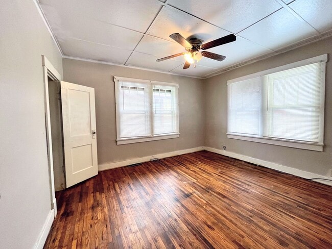 Building Photo - Bungalow Style 3 bed 2 bath home