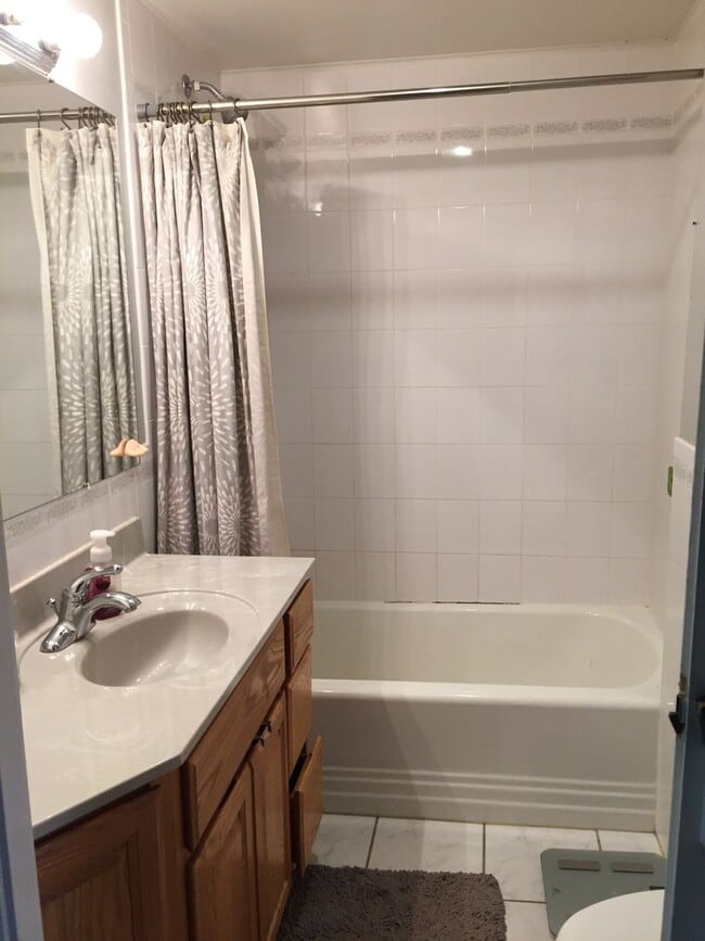 Building Photo - 630 N 16th Ave E