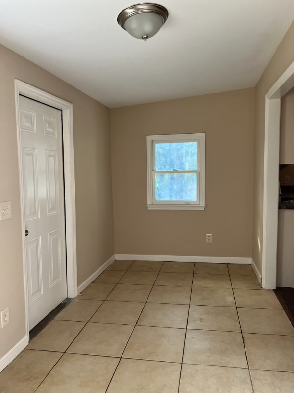 Building Photo - 114 Carnes Dr SE