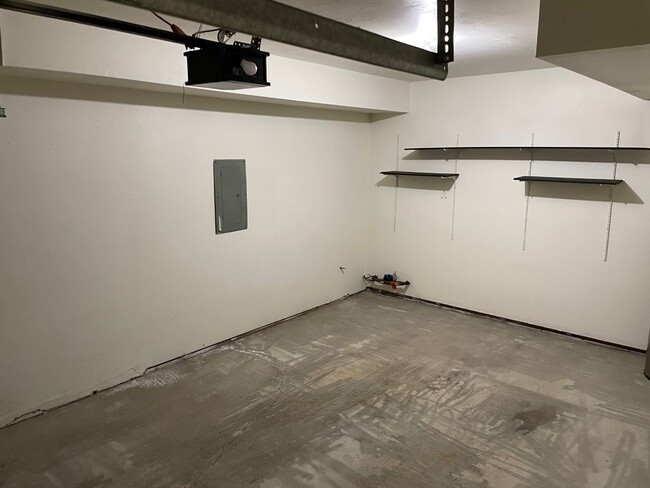 Building Photo - 674 Dussel Dr