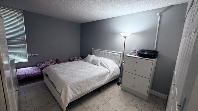 Building Photo - 8860 Fontainebleau Blvd