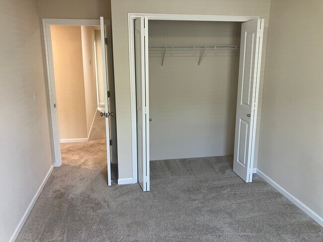 Building Photo - Three Bedroom Townhouse in South Salem