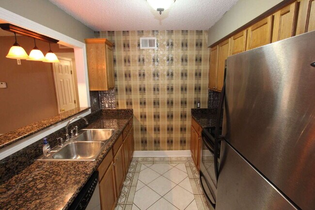 Building Photo - Coastal Condo Living with Pensacola Bay Views, Waterfront Pool Access & Prime Location Near Downt...