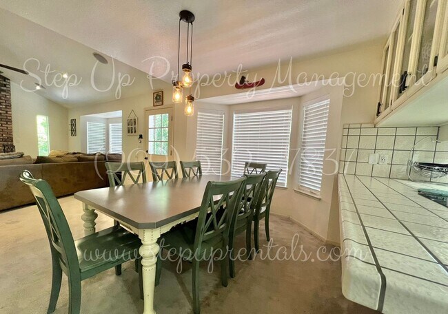 Building Photo - Charming 3-Bedroom Retreat in Gated Grovel...