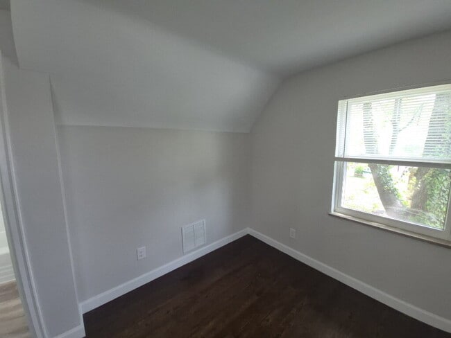 Building Photo - 5568 Raceview Ave