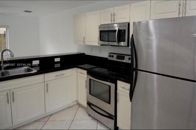 Building Photo - 324 NE 3rd St