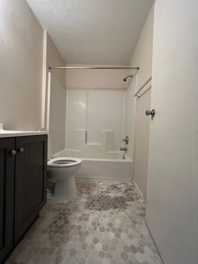 Building Photo - Spacious 2 Bedroom Apartment Near Mayo Clinic and Emplify Health