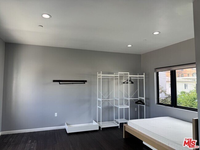 Building Photo - 727 S Gramercy Dr