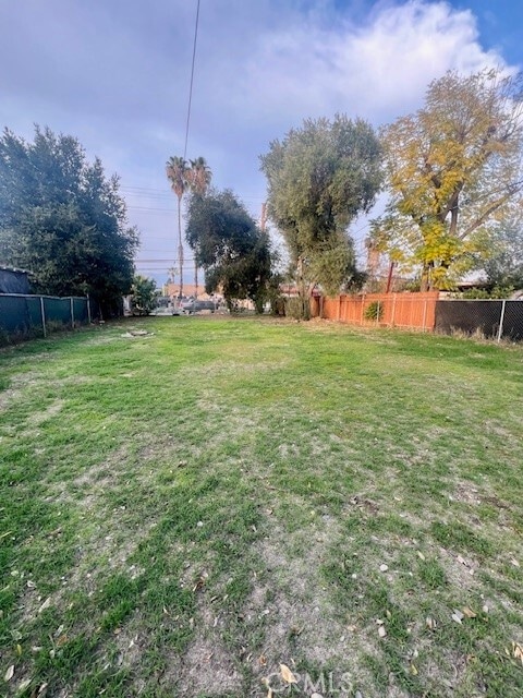 Building Photo - 580 W 21st St