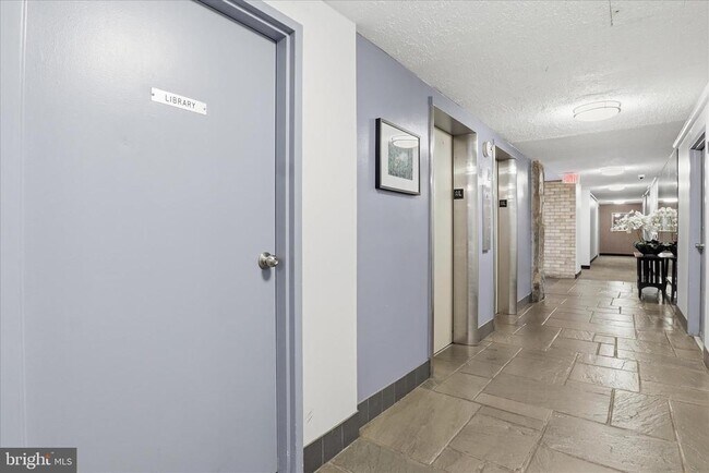 Building Photo - 3245 Rio Dr