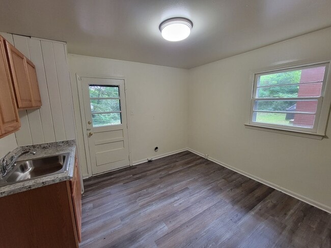 Building Photo - 2 Bedroom 1 Bathroom House