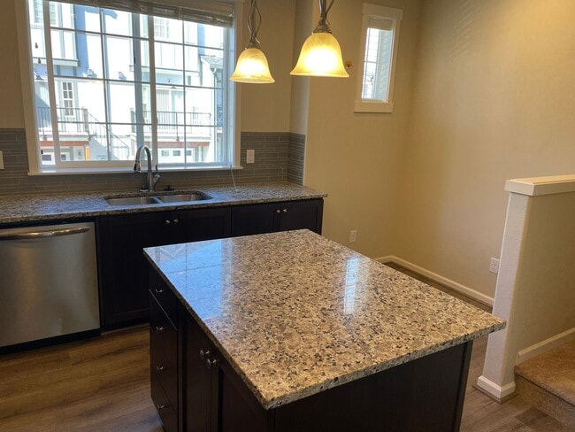 Building Photo - Bethany Townhouse
