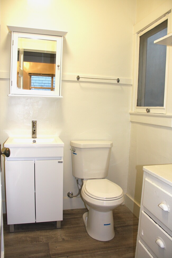 Updated Bathroom - 2815 I St