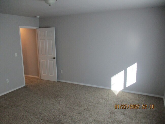 Building Photo - Beautifully remodeled 3 bed, 3 bath Duplex