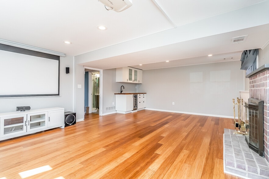 Media room, wet bar, wine fridge - 8727 Valleyfield Rd
