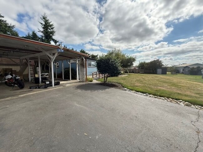 Building Photo - 3 Bedroom 2 bathroom House! Move in Special!