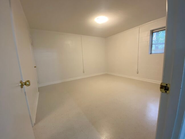 Building Photo - 206 Oleander Rd