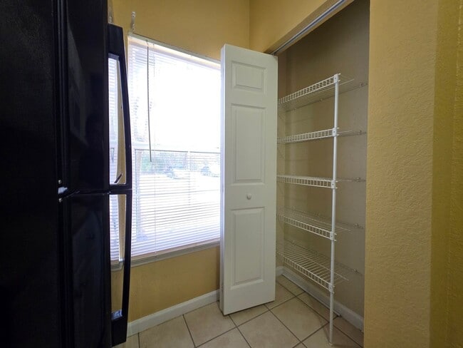 Building Photo - FOR RENT, 2 bedroom 2.5 bathroom townhouse