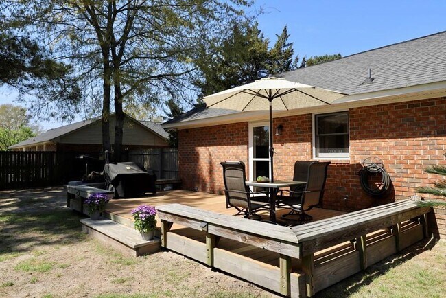 Building Photo - 2415 Edmunds Dr