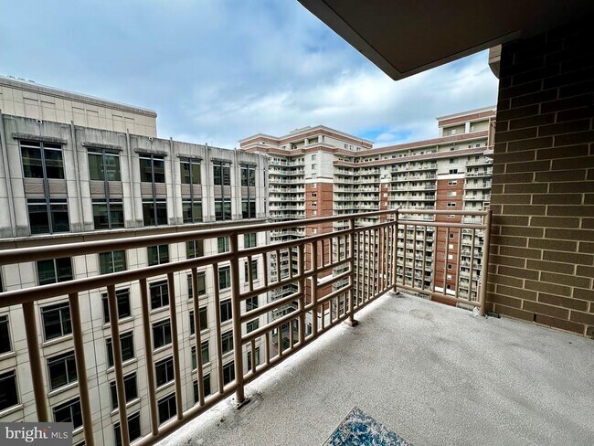 Building Photo - 888 N Quincy St